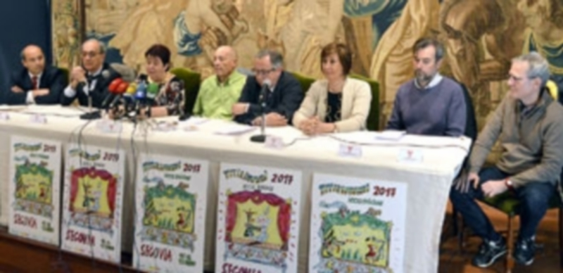 Los representantes de las instituciones públicas y las entidades colaboradoras de Titirimundi apoyan al director