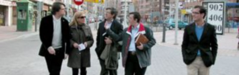 Jesús Postigo se interesa por los problemas del barrio de Santa Eulalia 1 Jesús Postigo atiende las indicaciones dadas por la presidenta de la Asociación de Vecinos de Santa Eulalia./El Adelantado