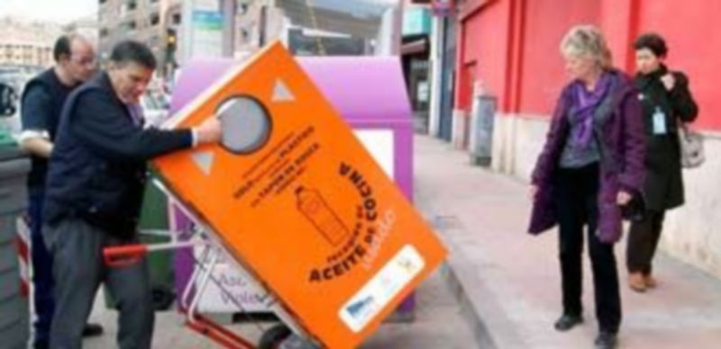 Los contenedores naranjas se instalaron hace un mes de todos los barrios. / El Adelantado