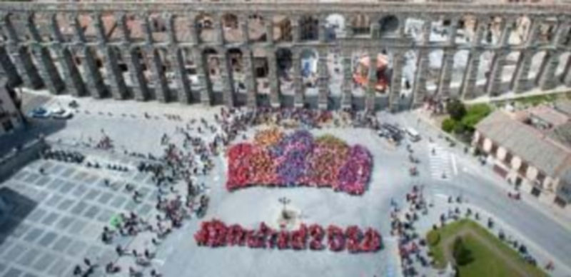 Imagen aérea de la composición que con globos de colores hicieron ante el Acueducto centenares de mujeres para escenificar el apoyo de Segovia a la candidatura olímpica Madrid 2020. / Juan Luis Misis