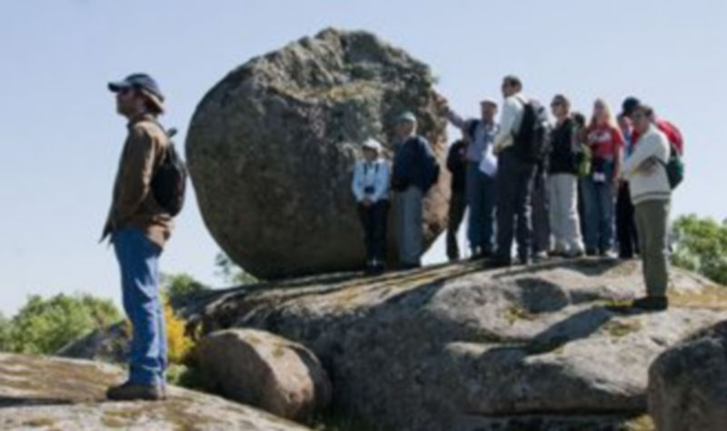 Imagen de archivo de un grupo de personas visitando un lugar de especial interés geológico. / El Adelantado