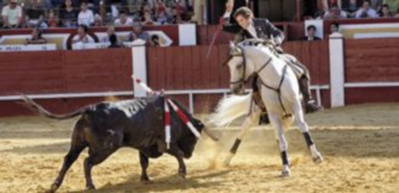 Hermoso de Mendoza mostró sus hechuras de gran jinete y rejoneador en Cuéllar. / Enrique Madroño