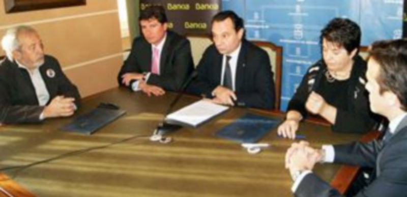 González y Arahuetes rubricaron el acuerdo en el Ayuntamiento./ E. A.