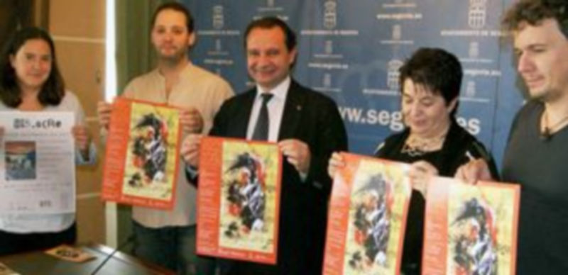 Los organizadores de las jornadas muestran el cartel anunciador. / El Adelantado