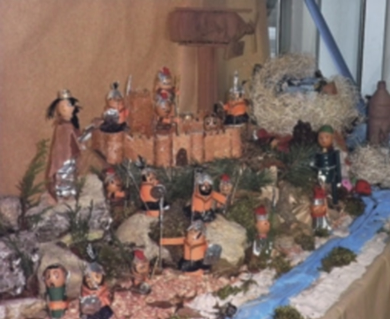 Sobre estas líneas dos detalles del belén realizado por el CEO ‘La Sierra’ de la localidad de Prádena