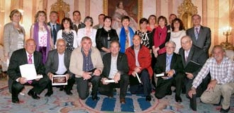 Funcionarios municipales que se han jubilado en el último año posan