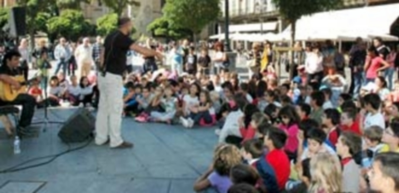 San Juan de los Caballeros acogió el coloquio ‘La gitanidad en Esquilo’ 1 Concierto en la Plaza Mayor del cantautor Fraskito. / El Adelantado