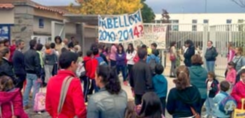 Padres y alumnos están convocados todos los jueves a actos de protesta ante las puertas del colegio. / El Adelantado
