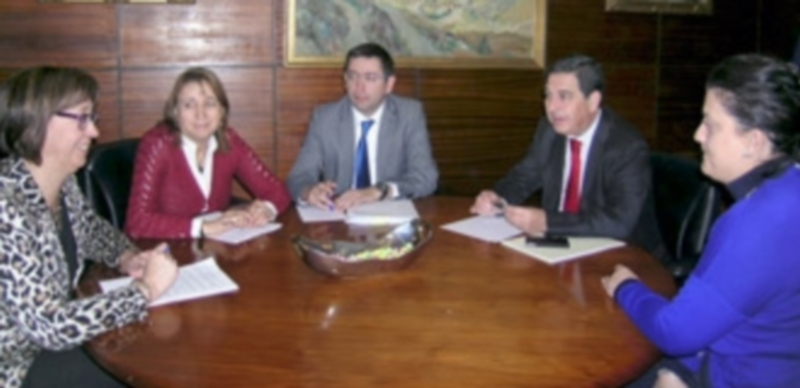 La subdelegada (izqd.) presidió el encuentro con dos representantes del Colegio de Abogados (dch.). / El Adelantado