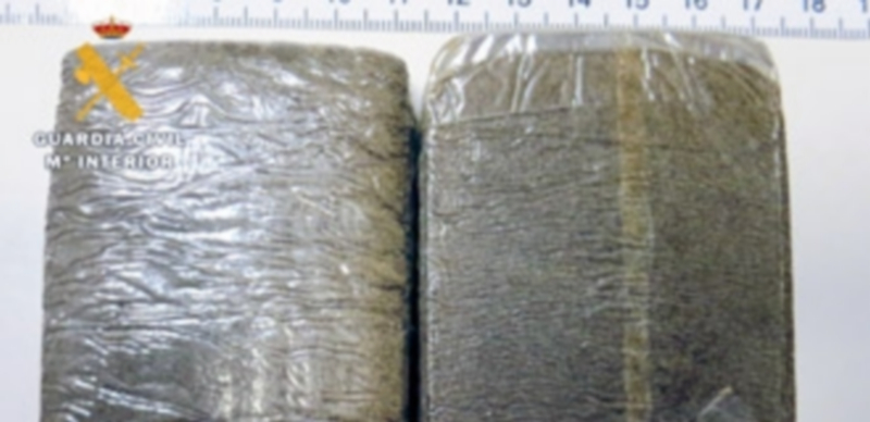 Parte de la droga intervenida el viernes por la Guardia Civil. / E. A.