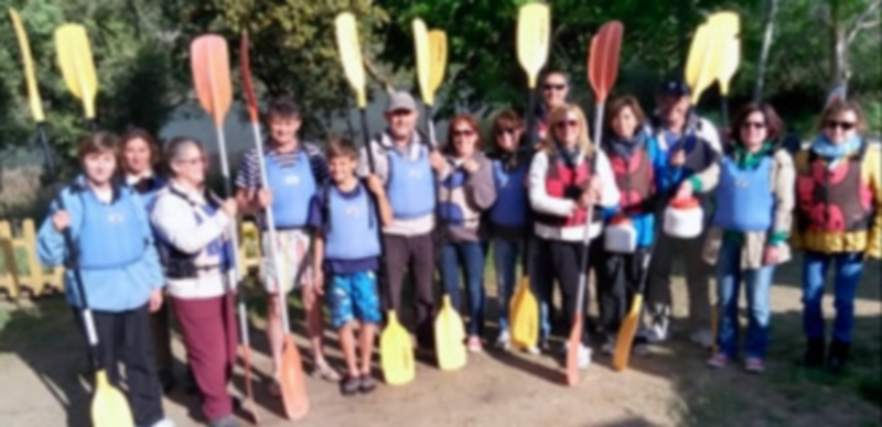 La jornada de convivencia de los socios concluyó con un paseo en piragua por las Vencías. / El Adelantado