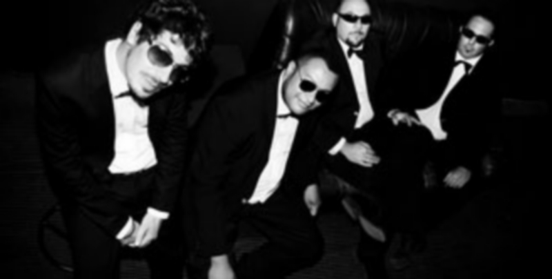 La banda toma su nombre del personaje “señor Lobo” de la película Pulp Fiction