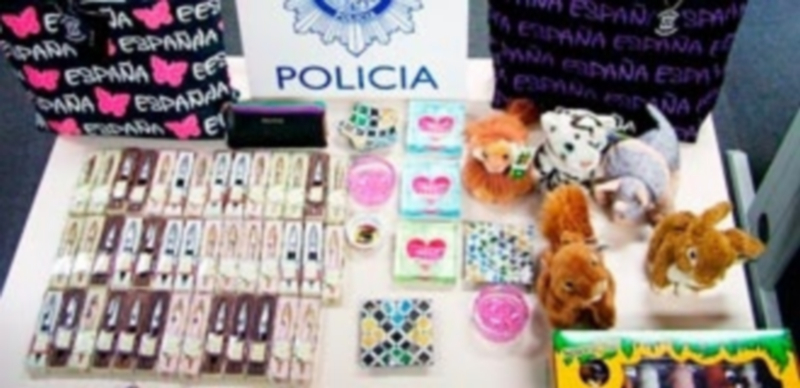 Artículos que los agentes de la Policía Nacional encontraron en el coche en el que viajaban las mujeres. / El Adelantado