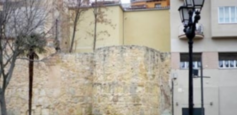 Estado actual del número 4 de la plaza del Corpus y volumen anterior a la intervención. Vista desde el Salón. / E. A.