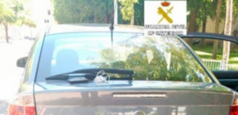 El vehículo de los detenidos fue intervenido por la Guardia Civil. / E. A.