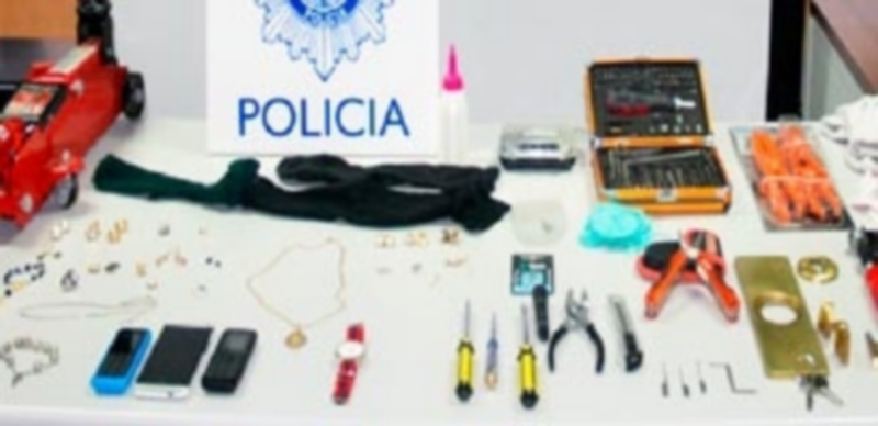 Herramientas y joyas que tenían en su poder los delincuentes georgianos detenidos en Segovia. / E. A.
