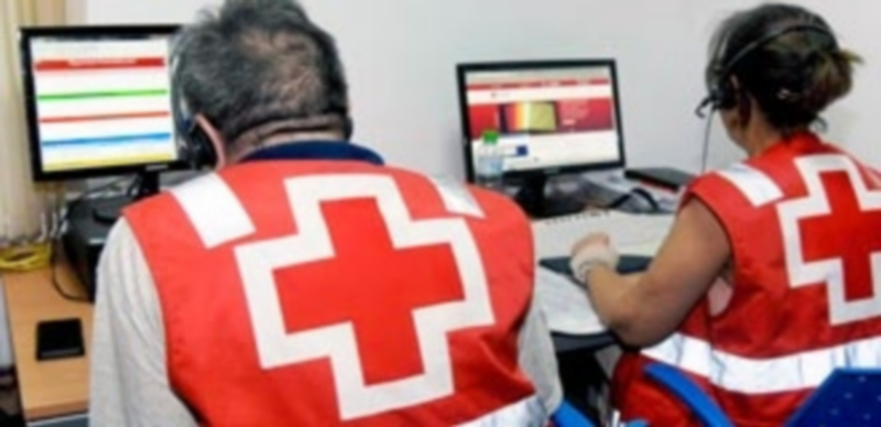 La labor de los voluntarios es imprescindible para el desarrollo de los programas sociales de Cruz Roja. / E. A.