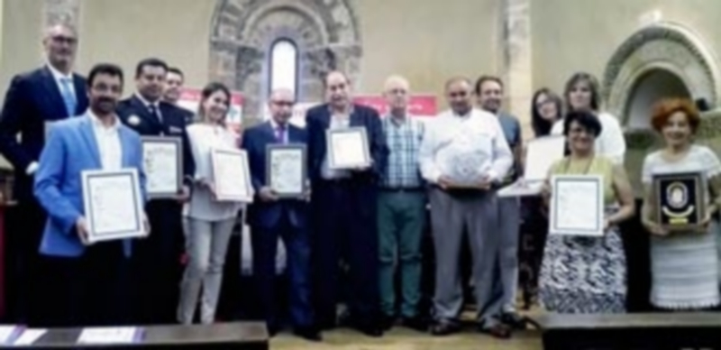 Foto de grupo de las personalidades reconocidas este año por la Hermandad de Donantes de Sangre. / E. A.