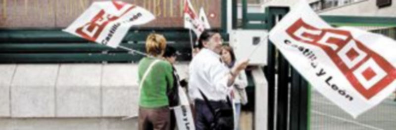 Un grupo de sindicalistas se congregan ante las puertas de la Delegación del Gobierno en Valladolid. / Ical