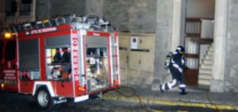 Momento en el que los efectivos del Parque de Bomberos llegaron a la vivienda incendiada./ Alberto Benavente