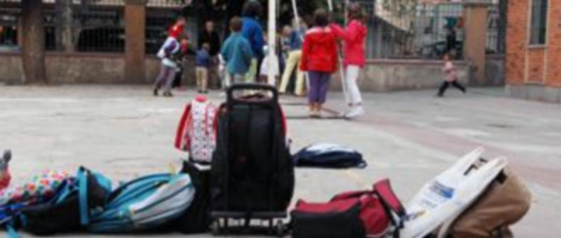 Más de 600 niños comenzarán el próximo curso su vida escolar en un centro de la capital segoviana. En la imagen un grupo de alumnos jugando en un patio escolar./Alberto Benavente