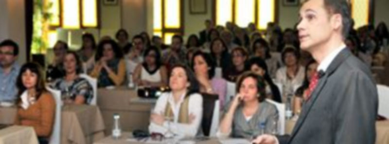 Un paseante muestra las molestías que el polen generan. En Segovia las plantas y árboles que más inciden en la vida de los alérgicos con las gramíneas