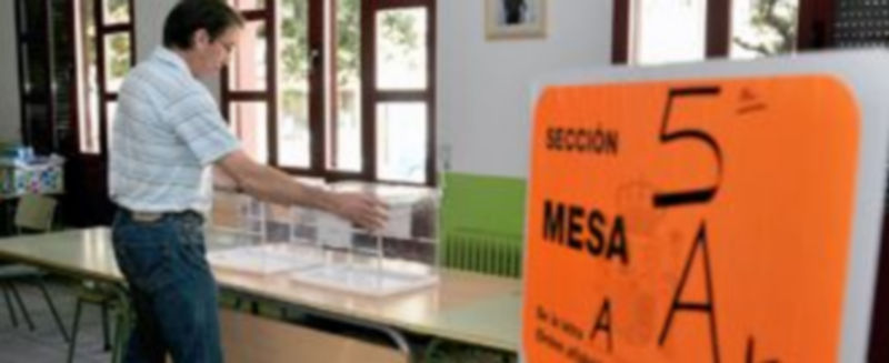 Un hombre colocaba ayer las urnas en el Colegio Peñascal de Segovia