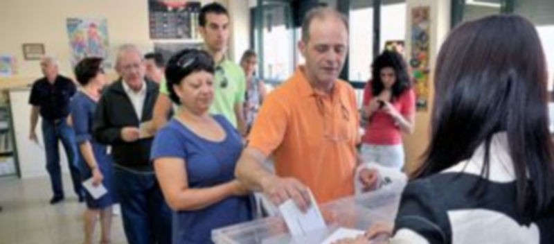Votantes esperando su turno para depositar su voto en el Colegio Martín Chico