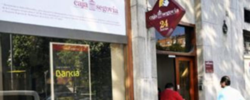 Todas las oficinas de la entidad lucen ya los nuevos anagramas del grupo Bankia al que se han incorporado otras seis cajas de ahorro más. / A. Benavente