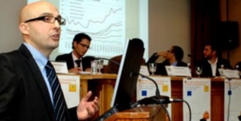 El profesor Martín Roman presentó los temas propuestos a los invitados de la mesa de debate./Alberto Benavente