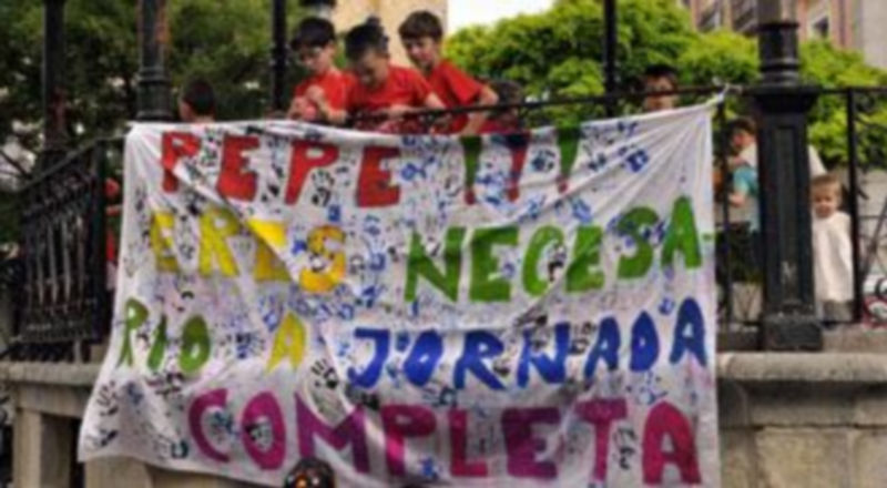 Expresiones de cariño y valoración de los alumnos a uno de los conserjes interinos que va a perder su empleo. / A. B.