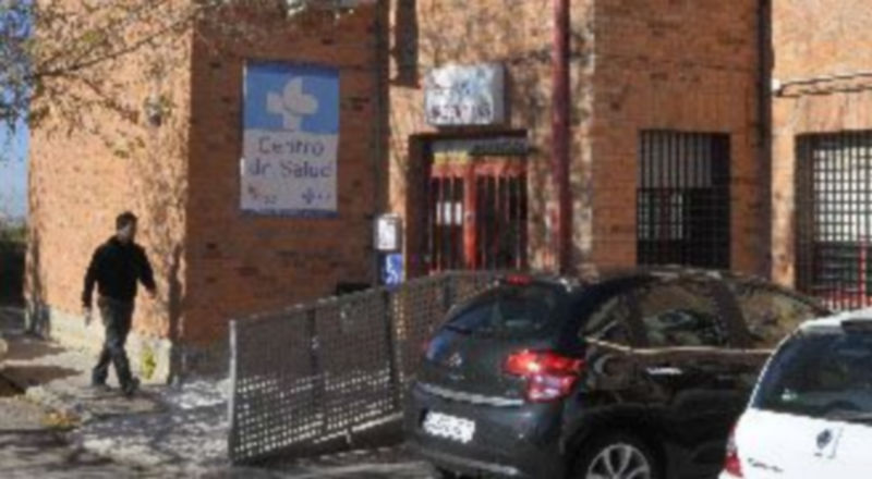 Acceso al centro de salud Segovia Rural donde hay un servicio de atención de urgencias. / Alberto Benavente
