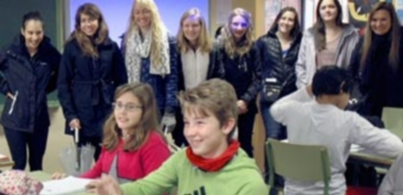 Primera visita de las estudiantes americanas a la Aneja. / El Adelantado