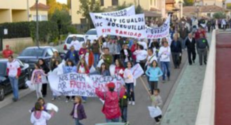 Una manifestación recorrió las calles de Boceguillas en protesta por el cierre del consultorio. / E.A.