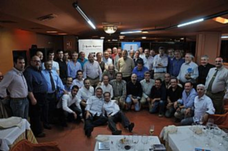 Los miembros actuales y antiguos de la Ronda posaron en una gran foto de familia al acabar el almuerzo. / Juan Martín.