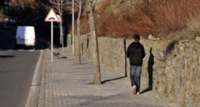 Parte del muro de la polémica ya ha sido reparado por Adif. / Juan Martín