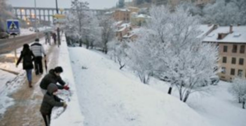 La primera nevada de 2012 cubrió la provincia pero apenas creó problemas 1 Varios niños (en primer término) jugaban con la nieve a primera hora de ayer