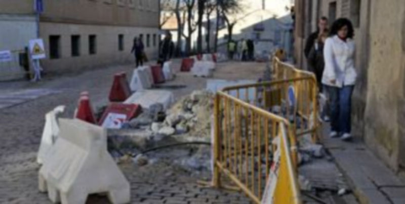 Imagen que presentaban ayer las obras frente al Policlínico./ Juan Martín.