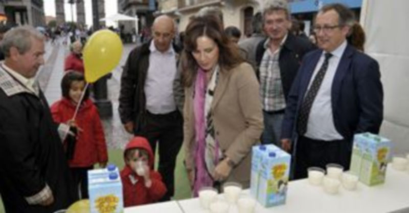 La consejera Silvia Clemente visitó ayer el stand situado en Fernández Ladreda que permite degustar la´. / JUAN MARTÍN