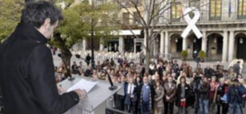 El director de cine segoviano David Pinillos da lectura al manifiesto del Día Internacional contra la Violencia de Género en la Plaza Mayor