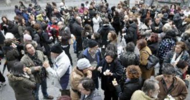 Los funcionarios compartieron bocadillos y comida en esta peculiar protesta reivindicativa./ Juan Martín