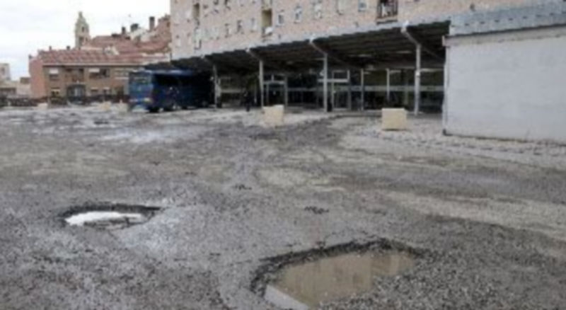 La campa de la estación de autobuses presenta un estado lamentable de deterioro. / Juan Martín