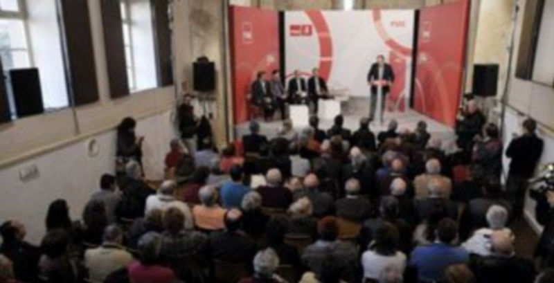 Los alcaldes y concejales socialistas llenaron la iglesia de San Nicolás para participar en el acto organizado por el PSOE. / Juan Martín