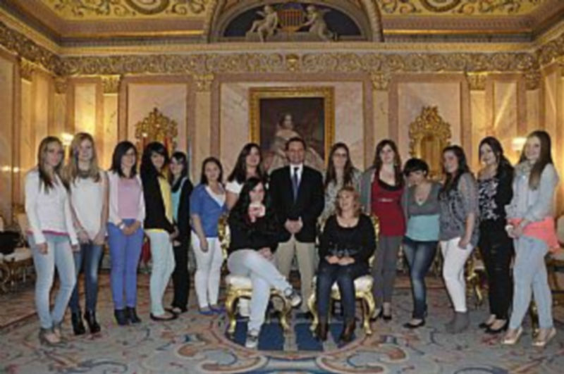 El alcalde Pedro Arahuetes posó con la alcaldesa y sus damas en la Sala Blanca de la Casa Consistorial. / Juan Martín
