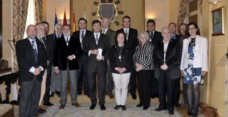 Académicos de San Quirce posan en el antiguo Salón de Plenos del Ayuntamiento con el alcalde