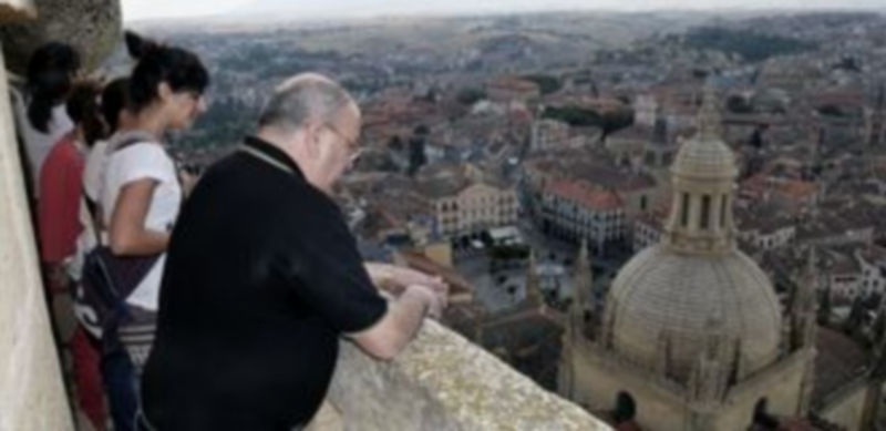 Varios visitantes contemplan desde una balaustrada de “Las Ocho Bolas” la panorámica de la ciudad