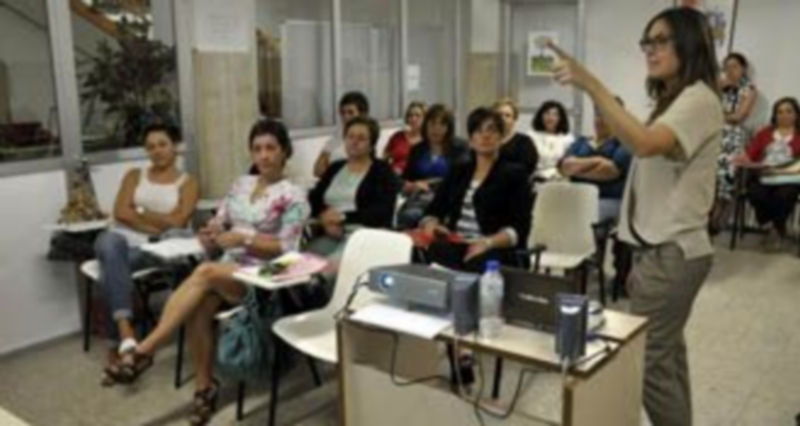 Algunas de las asistentes en el taller ofrecido ayer por UGT en la sede sindical de Segovia. / Juan Martín