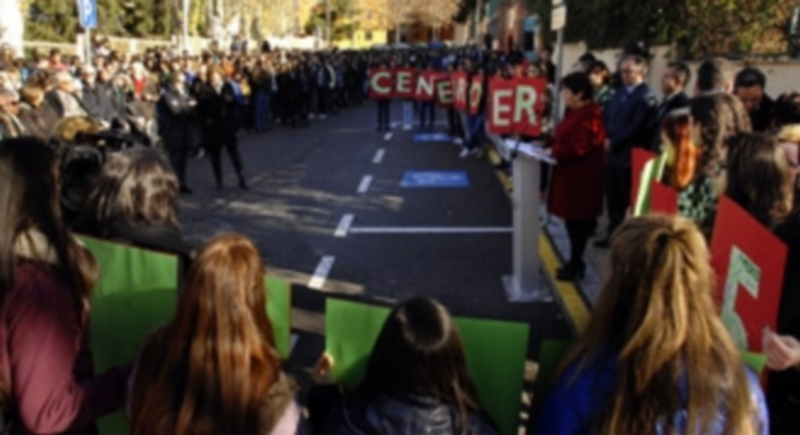 Los alumnos del IES Giner de los Ríos se sumaron a los homenajes a Francisco Giner de los Ríos y algunos participaron activamente. / Juan Martín
