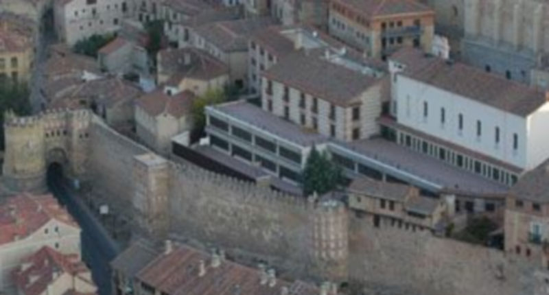 Panorámica de las instalaciones del colegio Sagrado Corazón que cesará su actividad educativa en septiembre de 2011 y de momento no se ha hecho público su futuro uso./J.M.