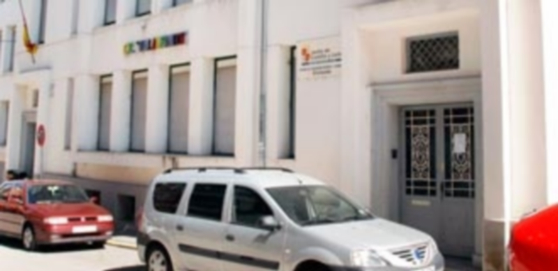 Puerta principal del colegio público Villalpando